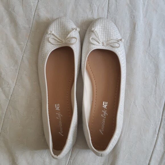 White Womens Flats Sz 10 with Delicate Bow Soft Sheen - Picture 6 of 6